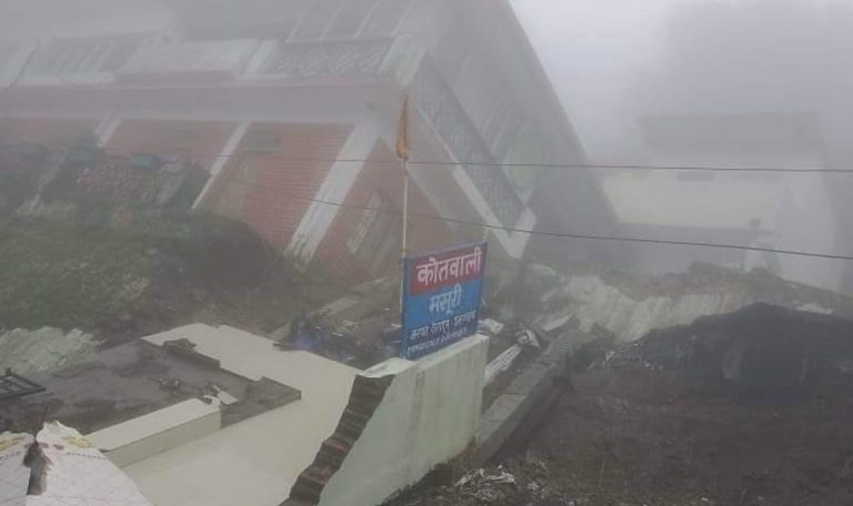 भारी मूसलाधार बारिश से मसूरी कोतवाली को खतरा,पुश्ता गिरा
