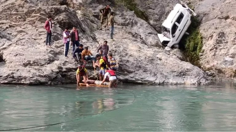 Accident: खाई में गिरी कार, हिमाचल के युवक की मौत; पिता-पुत्री गंभीर घायल