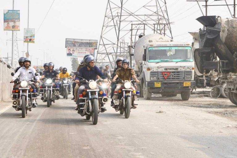 जनमानस की समस्या देखने सड़क पर दुपहिया वाहन से डीएम एवं एसएसपी का संयुक्त निरीक्षण