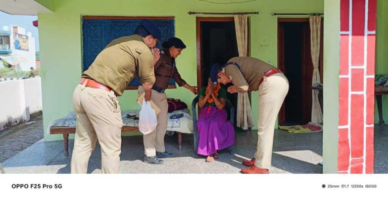 Dehradun: दून पुलिस द्वारा अकेले निवास कर रहे सीनियर सिटीजन से मुलाकात कर जाना उनका हाल