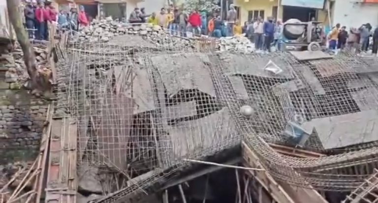रुद्रप्रयाग: न्यू बस स्टैंड के पास निर्माणाधीन पार्किंग अचानक ढेह गई, तीन मजदूर घायल