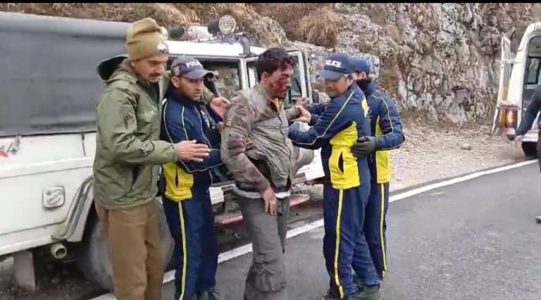 चकराता: लोखंडी के पास पर्यटकों की कार हुई दुर्घटनाग्रस्त, SDRF ने किया रेस्क्यू