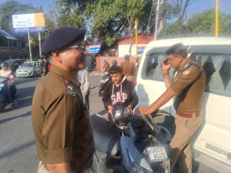 देहरादून: एसएसपी ने करी नियमो का उल्लंघन करने वाले युवाओं के परिजनों से वार्ता