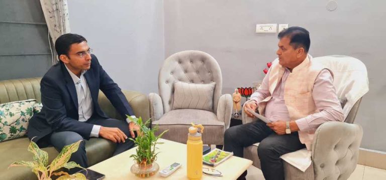 जिलाधिकारी देहरादून के साथ विभिन्न विषयों को लेकर कैबिनेट मंत्री डॉ प्रेमचंद अग्रवाल ने की वार्ता