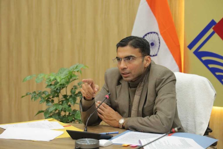 अवैध खनन पर डीएम का आन द स्पॉट सख्त कार्यवाही के आदेश