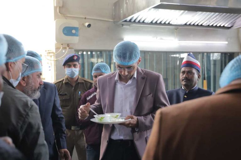 बच्चे हैं समाज के सूद, उचित पोषण इनका मौलिक अधिकार: डीएम