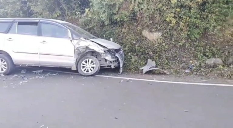 पौड़ी: ओवरलोड डंपर ने इनोवा को मारी टक्कर, बड़ा हादसा टला