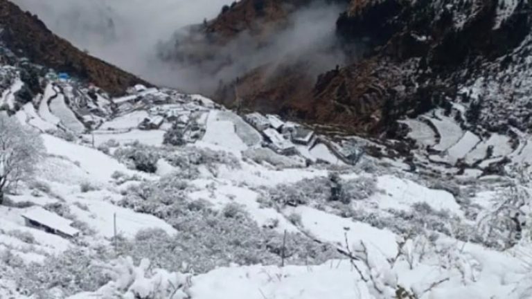 उत्तराखंड में कड़ाके की ठंड: बारिश-बर्फबारी से तापमान गिरा, गंगोत्री हाईवे बंद