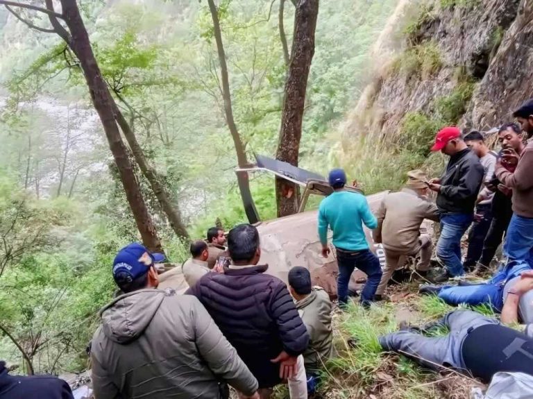 उत्तरकाशी में हेलीकॉप्टर क्रैश, सीएम धामी ने दुख जताया, SDRF और प्रशासन का रेस्क्यू ऑपरेशन जारी