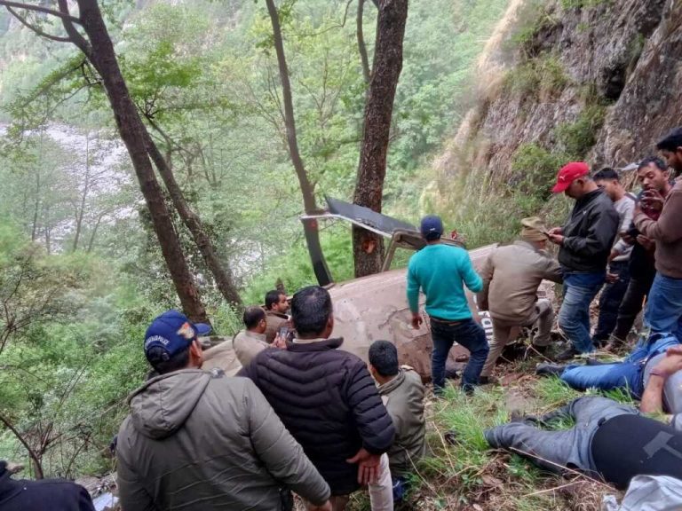 गंगनानी के पास सुबह 9 बजे हुआ हेलीकॉप्टर हादसा, निजी कंपनी का था हेलीकॉप्टर