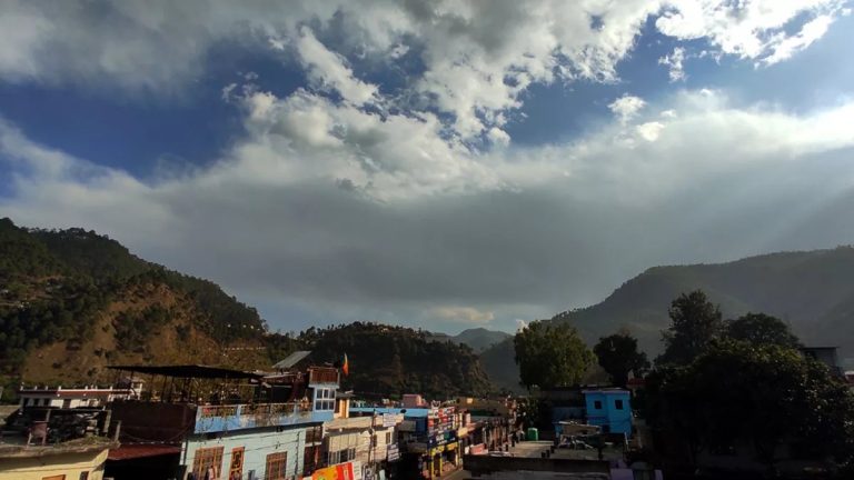 पहाड़ों में बदला मौसम, कई जिलों में झमाझम बारिश; मैदानी इलाकों में अब भी तपिश बरकरार