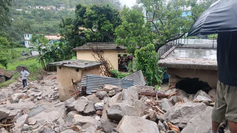 नंदप्रयाग में बारिश से मची तबाही, 1 बैल और 2 बकरियों की मौत