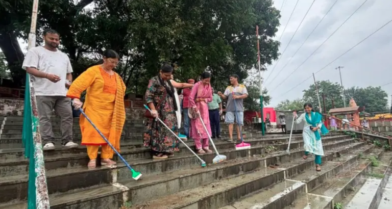गंगा घाटों पर बारिश के बीच चला स्वच्छता का संकल्प