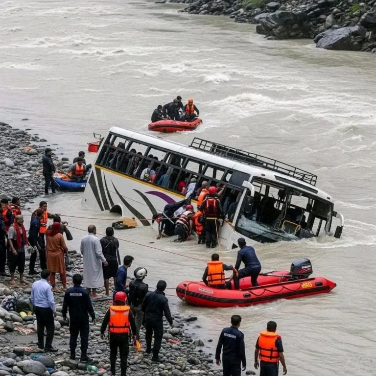 बद्रीनाथ जा रही बस खाई में गिरी, 2 की मौत, 10 लापता, 8 घायल अस्पताल में भर्ती