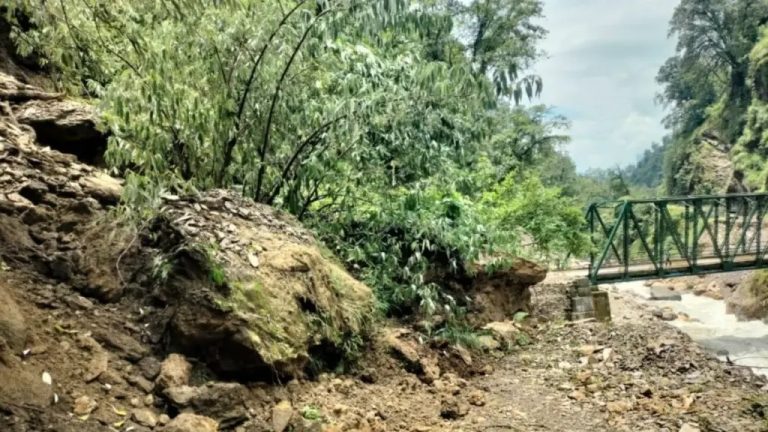 बारिश से बांसबगड़-जिप्ती मोटर मार्ग पर भूस्खलन, यातायात बंद