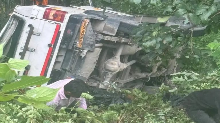 रुद्रप्रयाग में बड़ा सड़क हादसा टला, गुप्तकाशी मार्ग पर वाहन गिरा खाई में; 9 घायल