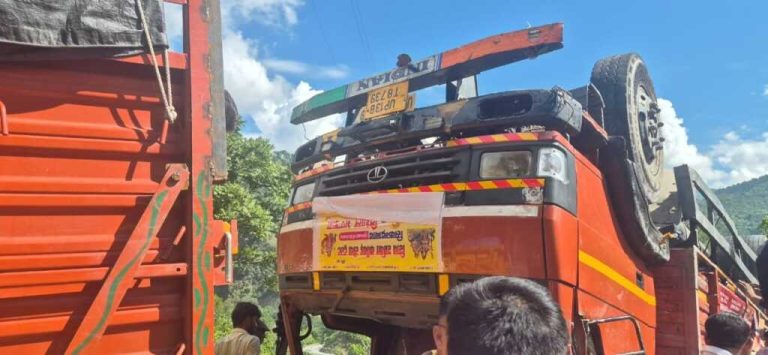 ऋषिकेश-चंबा हाईवे पर कांवड़ियों से भरा ट्रक हादसे का शिकार, एक की मौत, 13 घायल