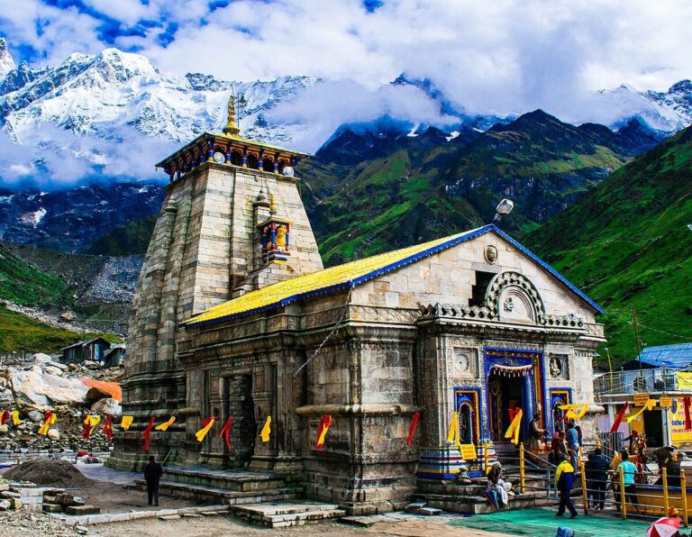 केदारनाथ यात्रा रोकी गई: भारी बारिश को लेकर प्रदेशभर में रेड अलर्ट, स्कूल रहेंगे बंद