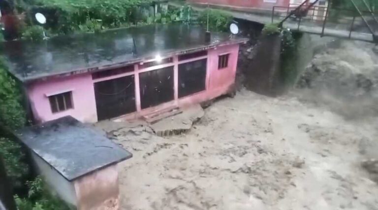 टिहरी: बूढ़ाकेदार में बादल फटने से तबाही, मकान नदी में समाया – कई हेक्टेयर जमीन बर्बाद