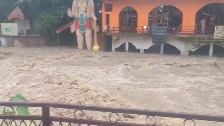 देहरादून में बारिश से हाहाकार: नदियों में उफान, 91 जगह जलभराव