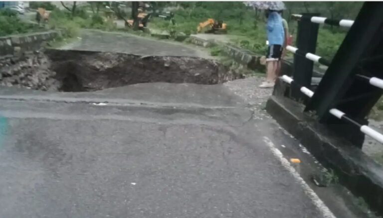 सहस्त्रधारा कारलीगाढ़ में बादल फटा, दो लोग लापता