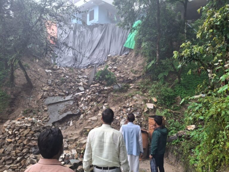 आपदा पीड़ित परिवारों को सुरक्षित जगहों पर पहुंचाया गया