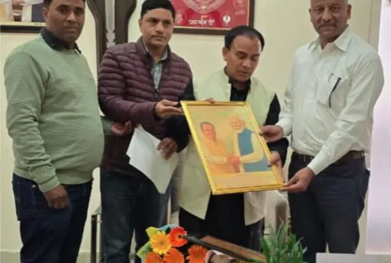 शिक्षक संघ ने शिक्षा मंत्री डॉ. धन सिंह रावत के सामने रखी लंबित मांगे