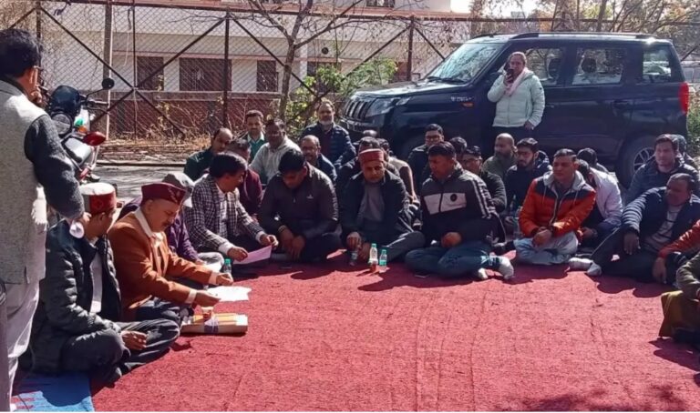 आयुर्वेद निदेशालय में मिनिस्ट्रीयल कर्मचारियों का धरना प्रदर्शन