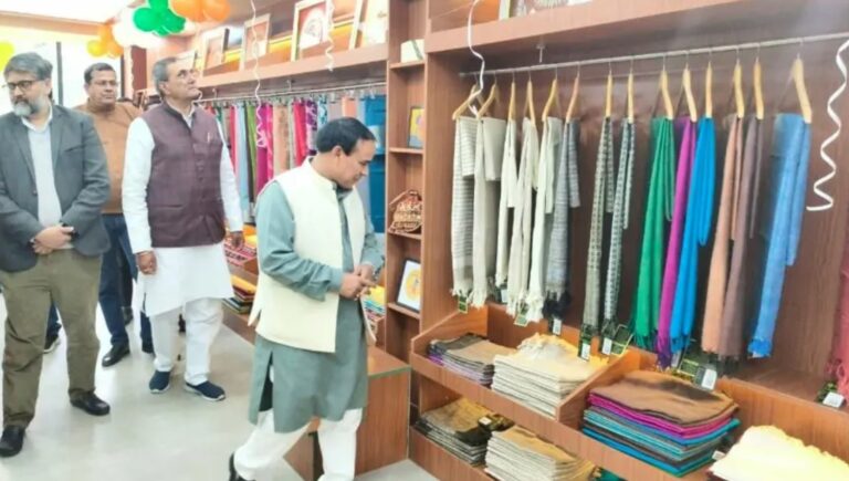 रेशम बुनकरों का चार राज्यों का अध्ययन भ्रमण