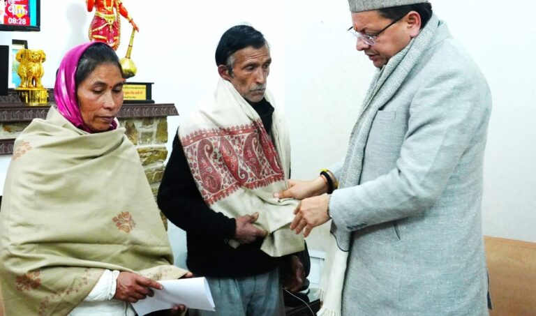 न्याय की मांग: सीएम धामी से मिले अंकिता के माता-पिता