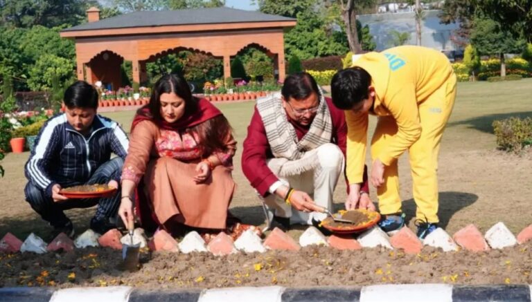 मुख्यमंत्री का पर्यावरण संदेश, सपरिवार ट्यूलिप बल्ब रोपण