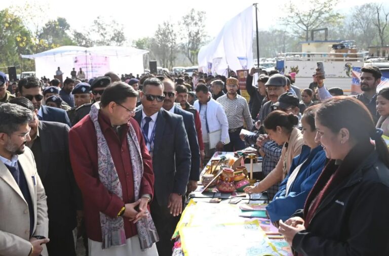 खैरी मानसिंह में मुख्यमंत्री धामी का दौरा, बहुउद्देशीय शिविर में हुए शामिल