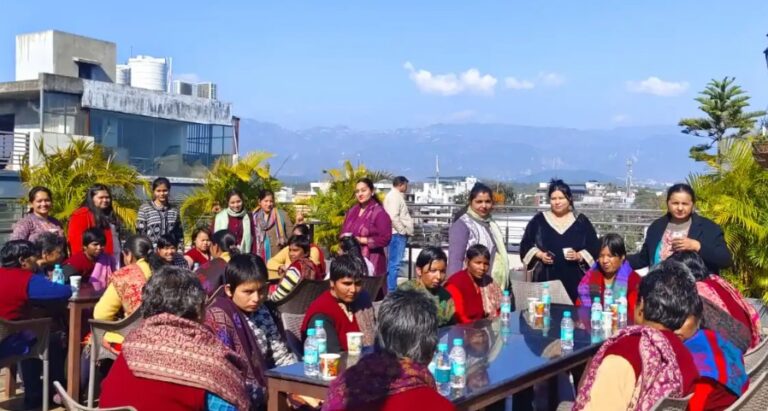 नारी निकेतन की संवासिनियों ने  देखी ‘बॉर्डर 2
