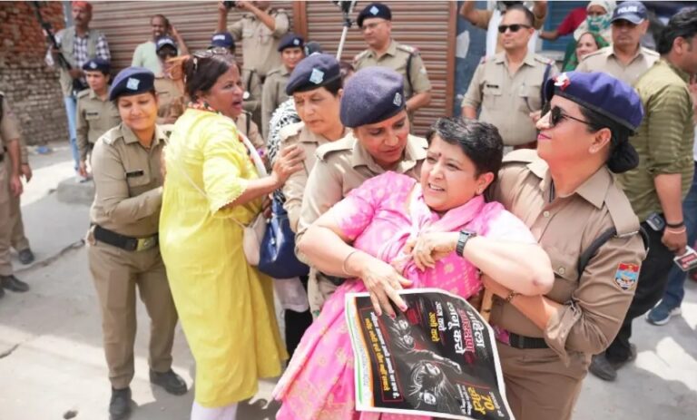 विधानसभा घेराव के दौरान महिला कांग्रेस का भाजपा पर तीखा हमला