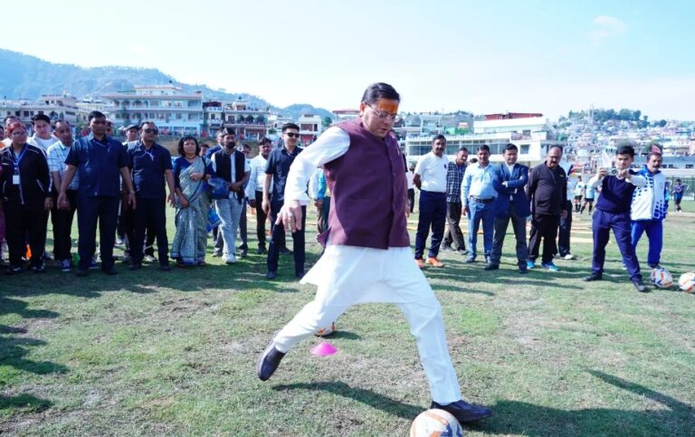 क्रिकेट मैदान का भव्य लोकार्पण, खिलाड़ियों के साथ मैदान में उतरे सीएम धामी