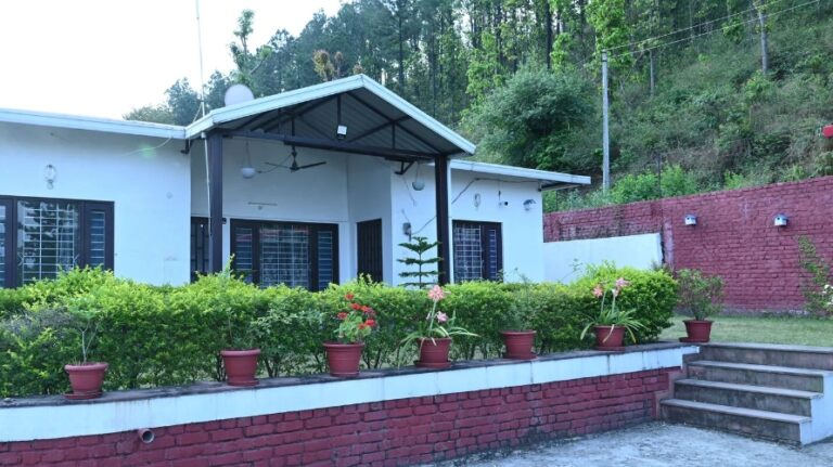 मानकों के विपरीत संचालन पर 96 होमस्टे के लाइसेंस रद्द