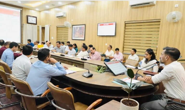 मुख्यमंत्री घोषणाओं को समयबद्ध पूरा करें, लापरवाही नहीं होगी सहन: डीएम
