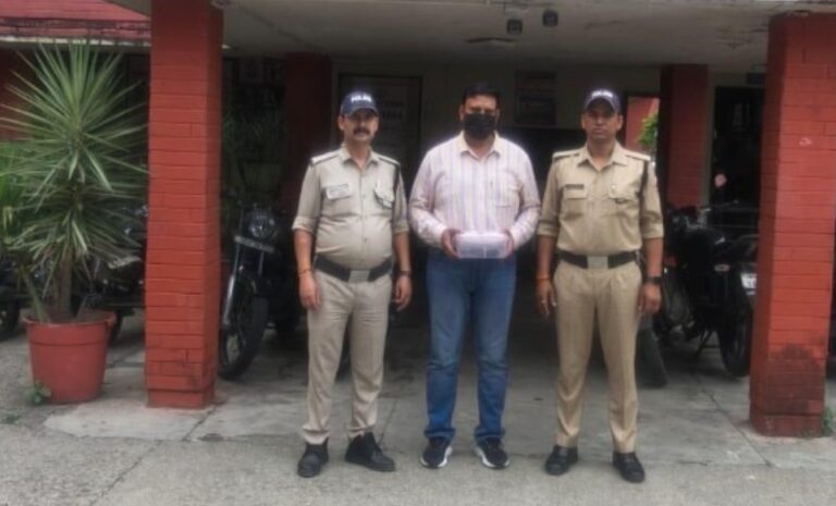 करोड़ों की ठगी करने वाला ईनामी भू-माफिया गिरफ्तार, अवैध पिस्टल बरामद