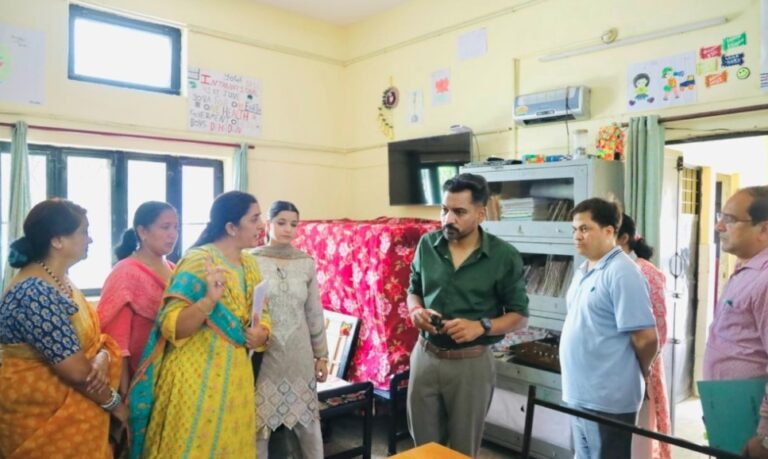 जिलाधिकारी डॉ. आशीष चौहान ने किया  नारी निकेतन, बाल सुधार गृह तथा किशोरी गृह का निरीक्षण