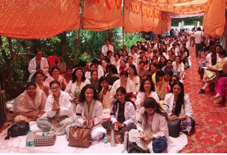 मांगों को लेकर आयुर्वेदिक चिकित्सकों का धरना-प्रदर्शन