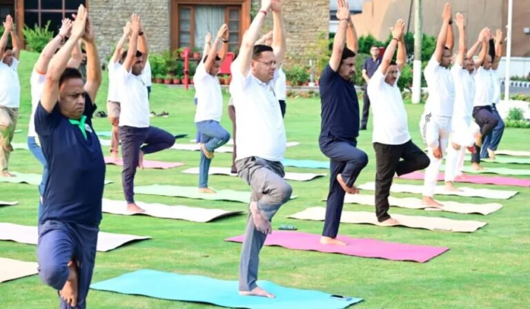 अंतरराष्ट्रीय योग दिवस से पहले सीएम आवास में अधिकारियों-कर्मियों का योगाभ्यास