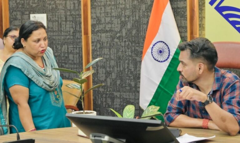 डीएम का बड़ा फैसला: डेयरी प्रबंधक का वेतन रोका