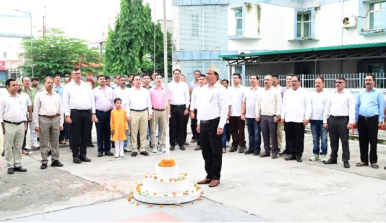 महानिदेशक तिवारी ने किया ध्वजारोहण, निष्ठा एवं पारदर्शिता के साथ दायित्व निर्वहन का किया आह्वान