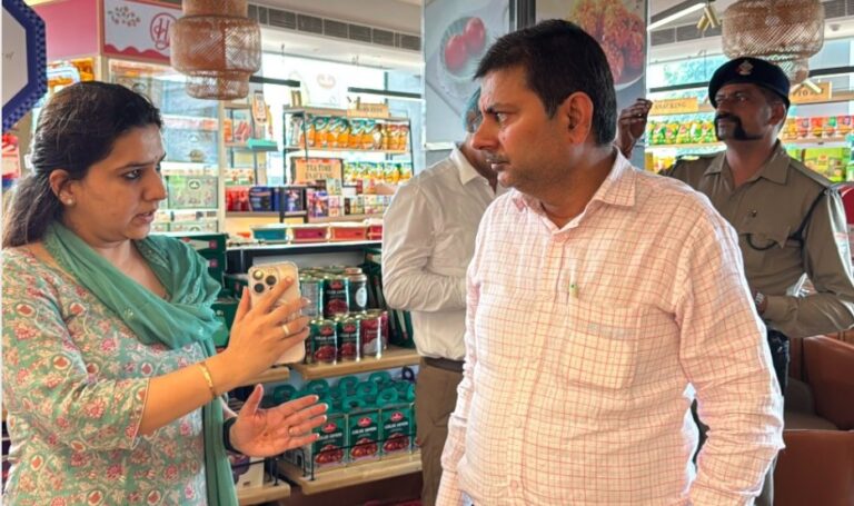 खाद्य प्रतिष्ठानों में छापेमारी, जांच के लिए नमूने लिए