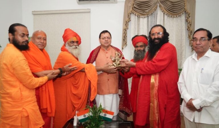 पवित्र छड़ी यात्रा के लिए सीएम धामी को संतों ने दिया न्यौता