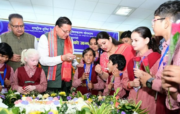 CM ने दिव्यांग बच्चों के साथ मनाया अपना जन्मदिन