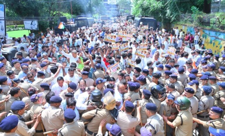निर्वाचन आयोग के खिलाफ कांग्रेस का जोरदार प्रदर्शन