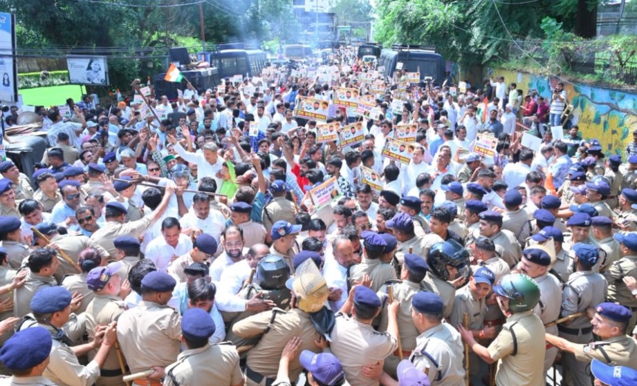 निर्वाचन आयोग के खिलाफ कांग्रेस का जोरदार प्रदर्शन